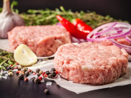 katepsygmeno-bifteki-kotopoulo-me-salmonela-anakalei-o-efet-343235