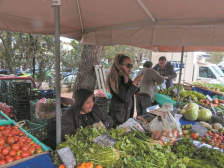 meiomeni-i-kinisi-stis-laikes-agores-kata-tin-eortastiki-periodo-se-argolida-kai-arkadia-343034