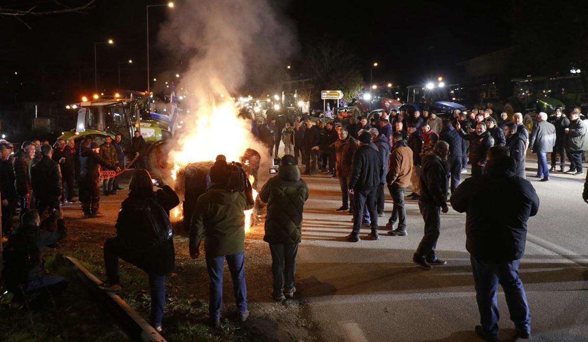 Συμβολικός αποκλεισμός της εθνικής Λάρισας – Κοζάνης από Ελασσονίτες αγρότες