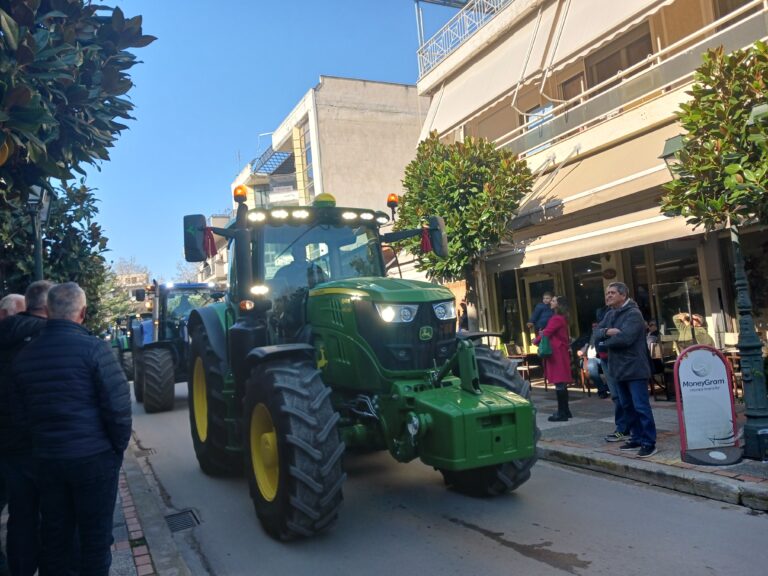 Συλλαλητήριο στα Φάρσαλα με δεκάδες τρακτέρ Συλλαλητήριο στα Φάρσαλα με δεκάδες τρακτέρ