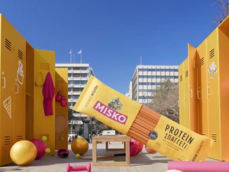 ti-kanei-ena-locker-sti-mesi-tis-plateias-syntagmatos-ta-misko-protein-tarazoun-ta-nera-349859