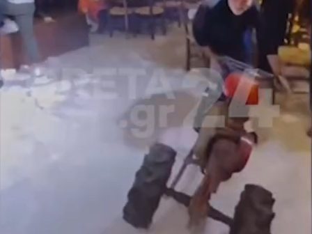 pige-ston-arravona-me-to-skaptiko-michanima-kai-egine-viral-vinteo-352475