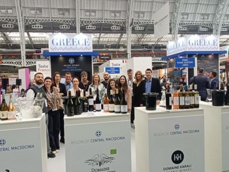ta-krasia-tis-kentrikis-makedonias-taxidepsan-kai-fetos-sto-london-wine-fair-2025-kai-eklepsan-tin-parastasi-354778