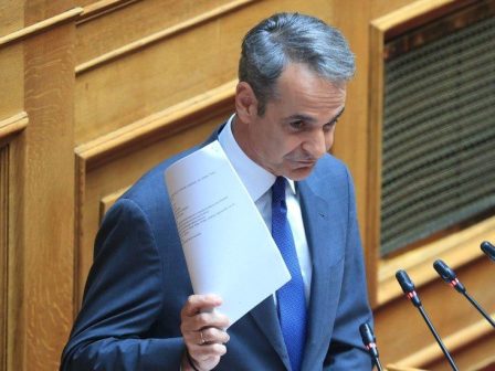 mitsotakis-se-androulaki-parousiazeste-os-kakektypo-tou-pasok-tou-80-choris-to-charisma-tou-andrea-papandreou-359077