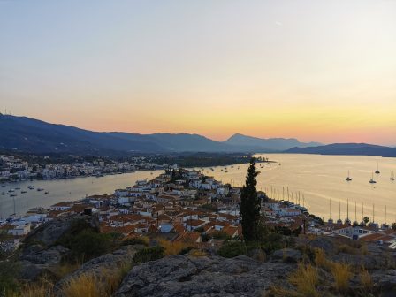 se-trochia-ylopoiisis-i-anavathmisi-tou-paradosiakou-oikismou-ston-poro-360478