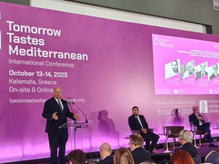 k-tsiaras-sto-synedrio-tou-economist-i-viosimotita-sti-georgia-einai-to-neo-koinoniko-symvolaio-364590