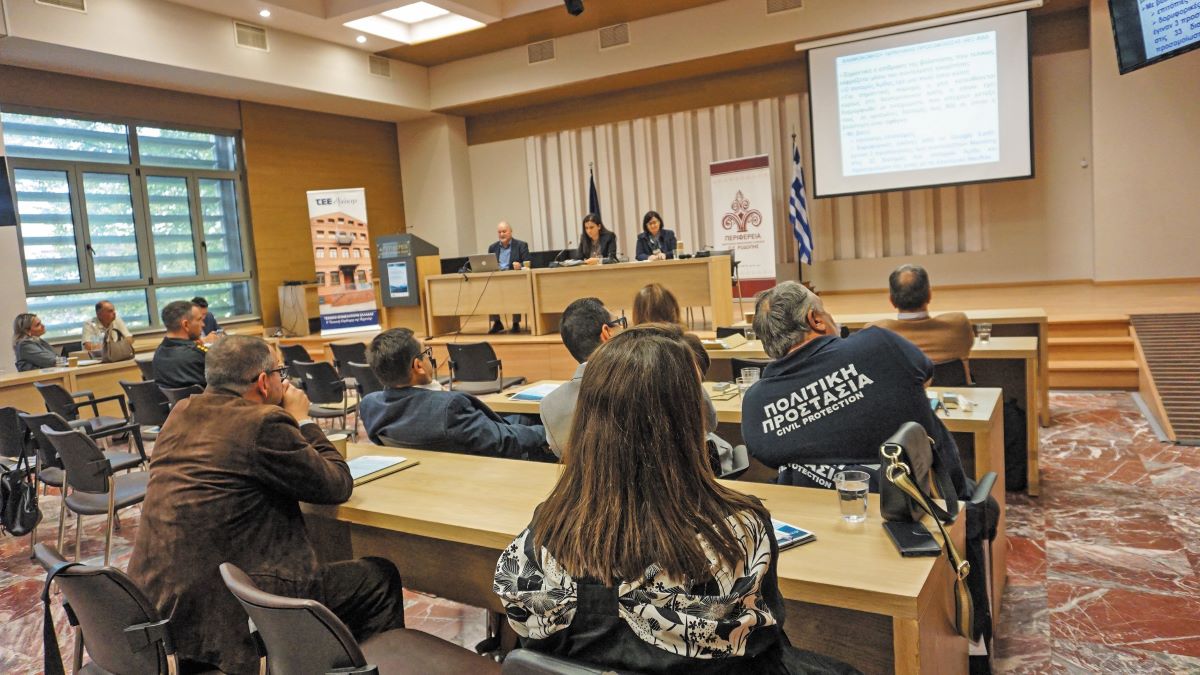 Μάχη με τις πλημμύρες και τη λειψυδρία Μάχη με τις πλημμύρες και τη λειψυδρία