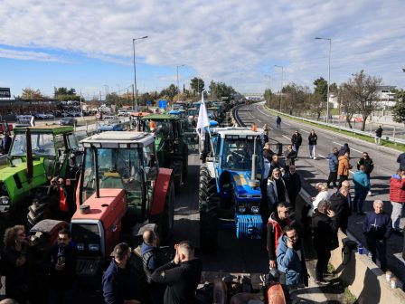 kinitopoiiseis-agroton-kleisti-i-ethniki-odos-athinon-thessalonikis-sti-nikaia-dyo-agrotes-kai-enas-astynomikos-sto-nosokomeio-368231