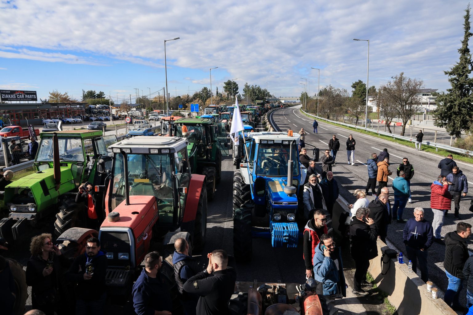Κινητοποιήσεις αγροτών: Κλειστή η Εθνική Οδός Αθηνών-Θεσσαλονίκης στη Νίκαια Κινητοποιήσεις αγροτών: Κλειστή η Εθνική Οδός Αθηνών-Θεσσαλονίκης στη Νίκαια