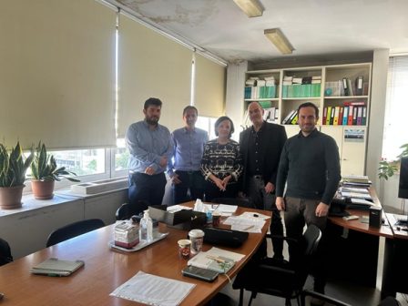 mia-chronokapsoula-lavyrinthos-me-116-000-fiales-krasiou-367094