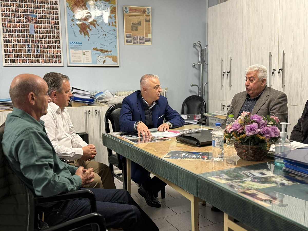 Συνάντηση του Λ. Τσαβδαρίδη με τη διοίκηση του ΤΟΕΒ Νάουσας Συνάντηση του Λ. Τσαβδαρίδη με τη διοίκηση του ΤΟΕΒ Νάουσας