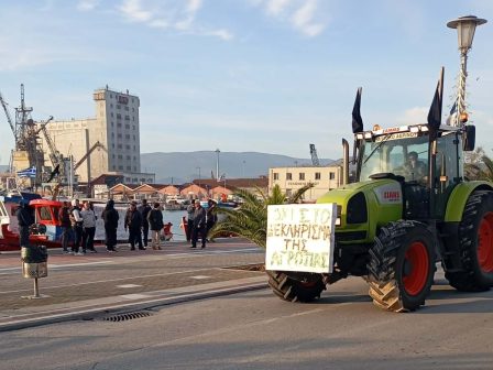 sto-limani-tou-volou-eftasan-oi-agrotes-o-chartis-ton-blokon-se-oli-tin-ellada-live-vinteo-369110