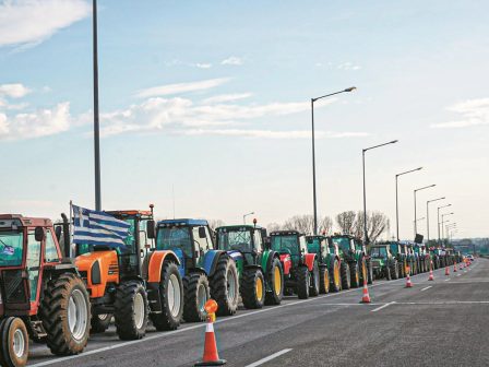 oi-anthropoi-piso-apo-ta-bloka-tis-amth-369346