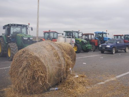 se-thesi-machis-oi-agrotes-se-oli-tin-ellada-kleistoi-dromoi-chiliades-trakter-kai-nees-apofaseis-sta-odofragmata-368574