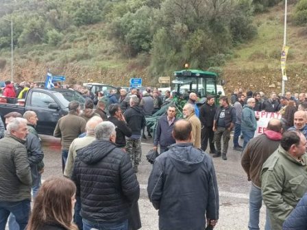 ston-komvo-tou-aerodromiou-makedonia-epicheiroun-bloko-oi-agrotes-bloka-kai-se-ipeiro-kai-lesvo-368790