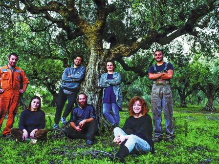 green-land-products-tessera-adelfia-paragoun-kai-metapoioun-messiniako-ladi-me-simaia-tin-poiotita-368424