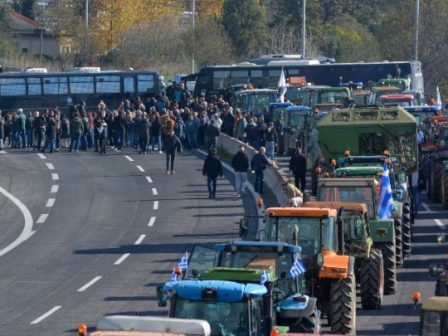 larisa-synechizontai-oi-agrotikes-kinitopoiiseis-kleisti-i-ethniki-odos-athinon-thessalonikis-sti-nikaia-368236