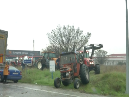 agrotes-ston-promachona-parekampsan-to-bloko-ton-astynomikon-vinteo-368528