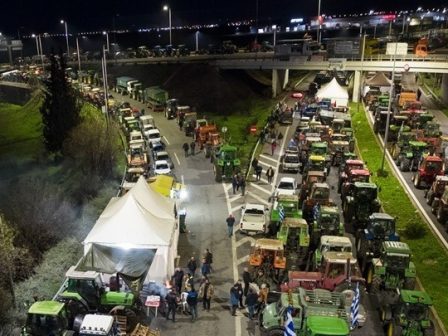 paramenoun-oi-agrotes-sto-bloko-tis-nikaias-kleisti-i-ethniki-odos-athinon-thessalonikis-369401