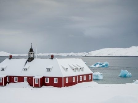 groilandia-oi-plousioi-alla-se-megalo-vathmo-anekmetalleftoi-oryktoi-poroi-tou-nisiou-tis-arktikis-371229