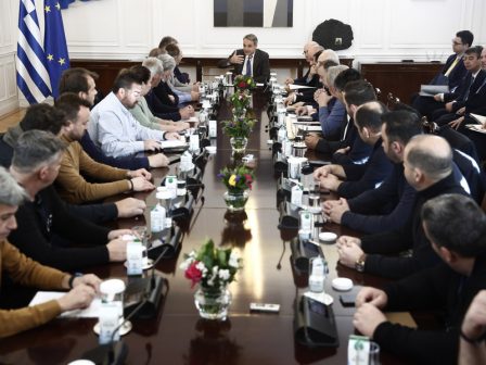 Σε εξέλιξη η συνάντηση των 25 αγροτών με τον πρωθυπουργό στο Μαξίμου – Τι ανέφερε ο Κ. Μητσοτάκης στην εισαγωγική του τοποθέτηση