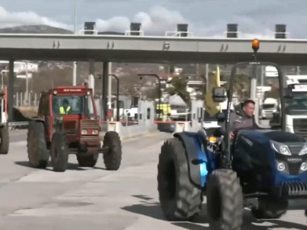 i-ora-tou-megalou-agrotikou-syllalitiriou-stin-athina-me-ta-trakter-sto-syntagma-fotos-vinteo-373253