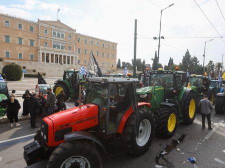 sta-diodia-afidnon-sygkentronontai-ta-trakter-prin-tin-poreia-pros-to-syntagma-ypochreotiki-apolymansi-logo-evlogias-373239