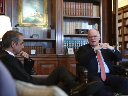 k-mitsotakis-plafon-sto-perithorio-kerdous-se-kafsima-kai-souper-market-374800