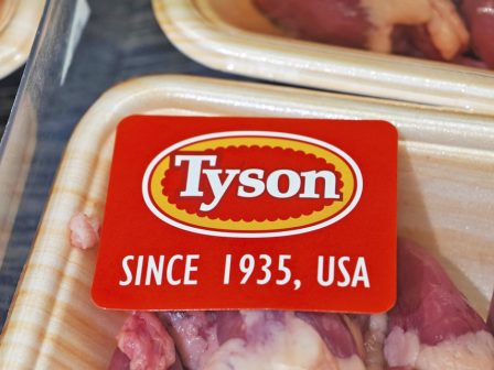ipa-i-tyson-foods-periorizei-to-diktyo-tis-kathos-vathainei-i-krisi-ston-klado-tou-kreatos-384641