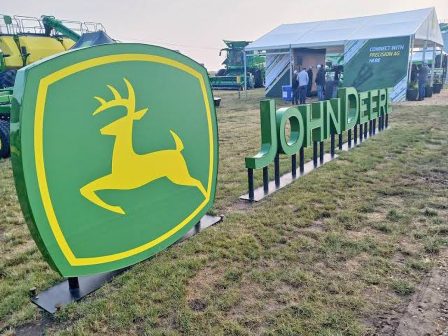 deere-i-techniti-noimosyni-sikonei-ta-kerdi-alla-i-agrotiki-agora-paramenei-se-yfesi-386068