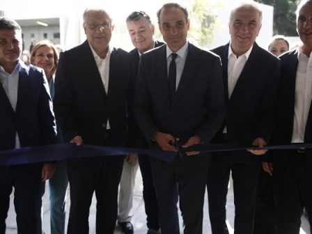 kyr-mitsotakis-apo-ta-egkainia-ston-dimokrito-mono-afti-i-kyvernisi-synomilei-me-to-avrio-alloi-menoun-egklovismenoi-sto-chthes-387664