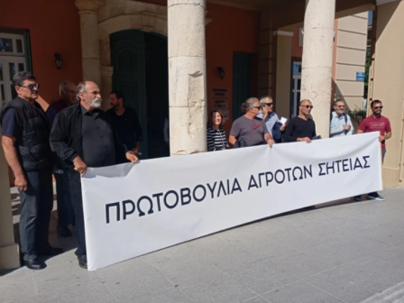 Αγρότες από όλη την Κρήτη έξω από την Περιφέρεια: «Δεν πουλάμε κάτω από 5 ευρώ το λάδι»